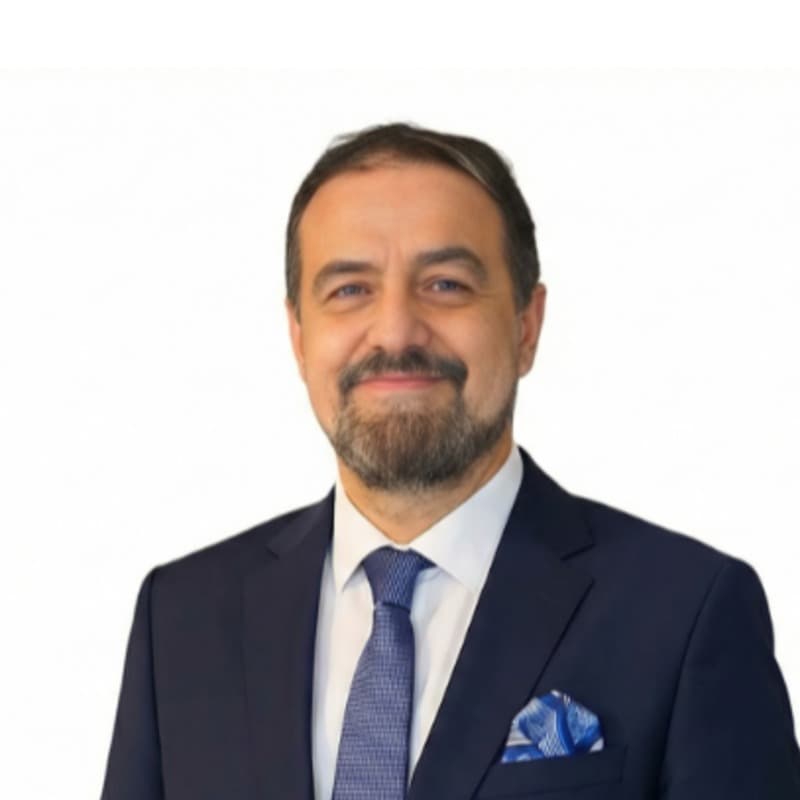 Surgeon Murat Özel