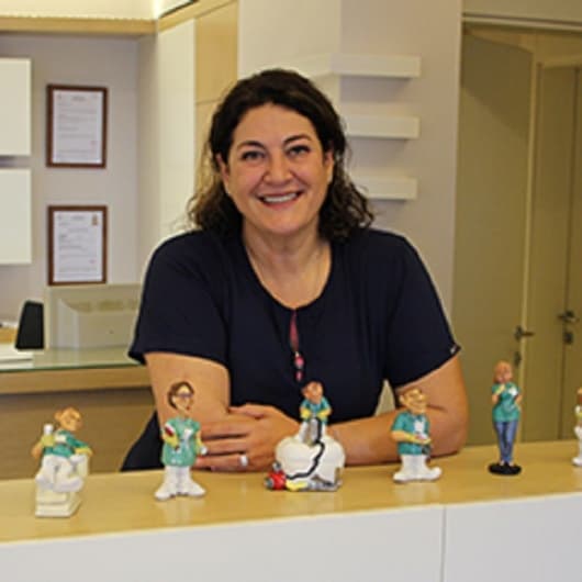 Dentist Hande Palalı
