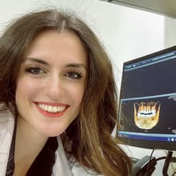 Dentist Ebru Özkan Bütün