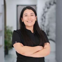 Dentist Esra Topaloğlu