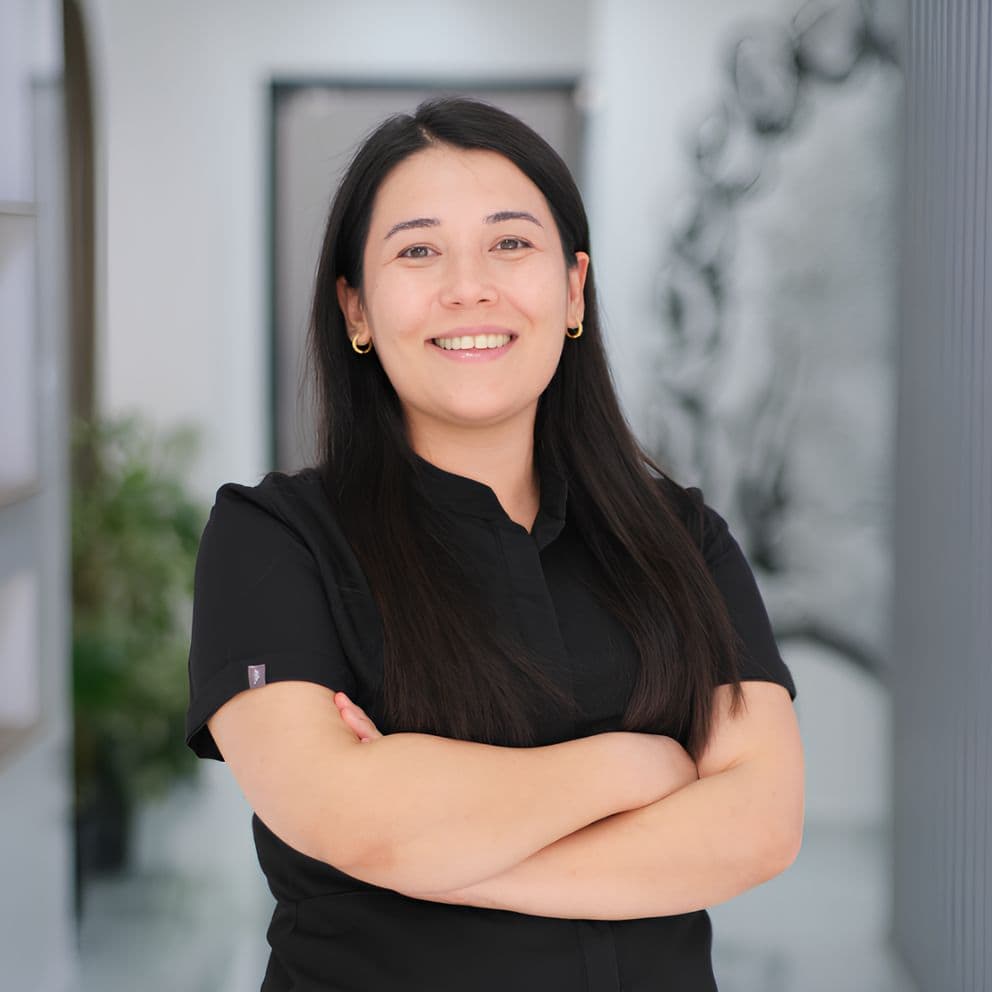 Dentist Esra Topaloğlu