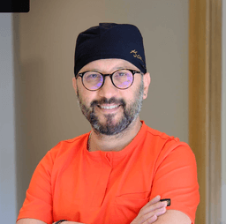 Surgeon Hakan Bayri