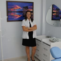 Dentist Zeynep Özer Öztoprak