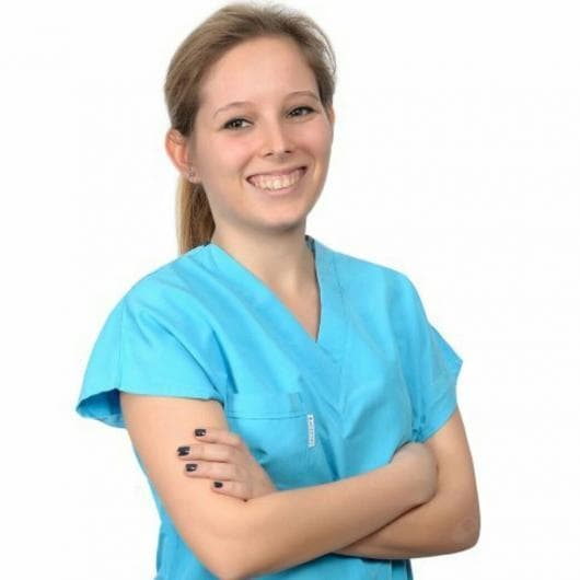 Dentist Esra Göçoğlu
