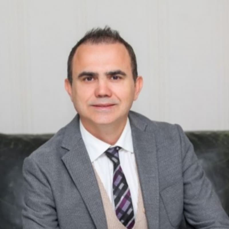 Surgeon Hakan Yüzer