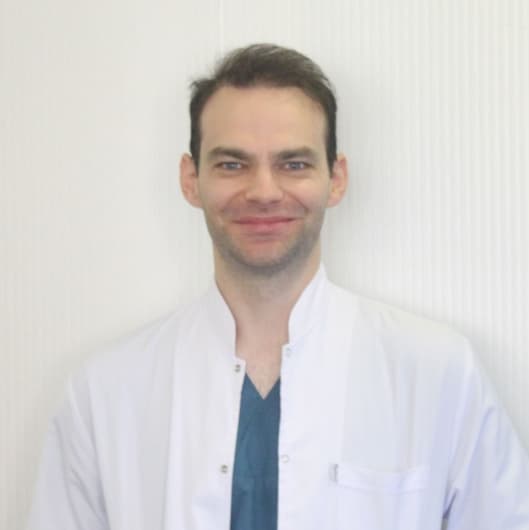 Dentist Dinan Demiröz
