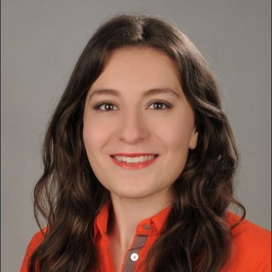 Dentist Aslıhan Kuğuoğlu