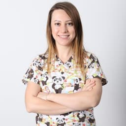 Dentist Esra Özgöçmen